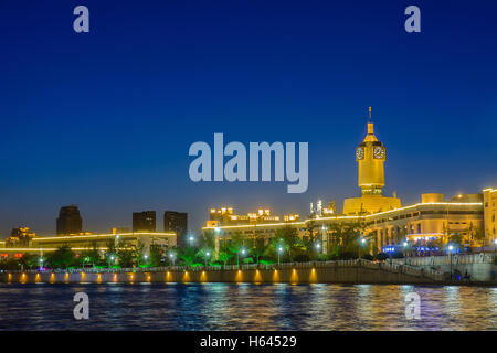 Tianjin, China - Mai 16,2016: Nachtszene Stadtbild von Tianjin Bahnhof (Seitenansicht) mit dunkelblauen Himmel in der Zeit der Dämmerung. Stockfoto