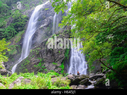 Khlong lan Wasserfall mit Menschen sind entspannend, berühmte natürliche Sehenswürdigkeit in Kampange Phet, Thailand. Stockfoto