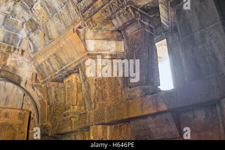 Das Gavit Hall Surb Astvatsatsin (Burtelashen) Noravank Kloster geschmückt mit alten khachkars Stockfoto