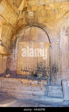 Die mittelalterliche Grabsteine und Khachkars in Gavit Hall Surb Astvatsatsin (Burtelashen) Kirche Noravank Stockfoto