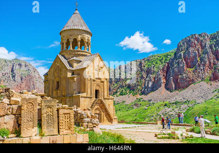 Die mittelalterliche Meisterwerke der Kirchenkunst im Kloster Noravank - Khachkars mit komplexen Reliefs und Surb Astvatstsin Kirche Stockfoto