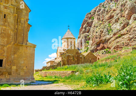 Die renovierten Surb Karapet Kirche (St. Johannes der Täufer) mit dem roten Felsen im Hintergrund, Kloster Noravank, Vayots Dzor Stockfoto