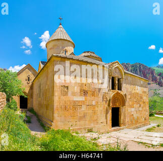 Die Surb Karapet (St. Johannes der Täufer) Kirche des Klosters von Noravank ist die kleinere, berühmt für seine Fassade Dekore, Armenien. Stockfoto