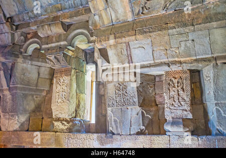 Die mittelalterliche Khachkars in Gavit der Kirche von Noravank Kloster Surb Astvatsatsin (Burtelashen) Stockfoto