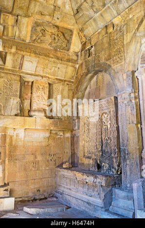 Die Gavit Hall Surb Astvatsatsin (Burtelashen) Kirche mit der alten mittelalterlichen Grabsteine und Khachkars, Noravank Stockfoto