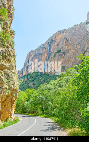 Der hohen schmalen Wasserfall Amaghu-River-Canyon Vayots Dzor Provinz Armeniens. Stockfoto