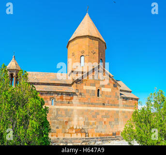 Den roten Tuffstein Surb Astvatsatsin (Muttergottes) Kirche von Khor Virap Kloster befindet sich auf dem Hügel in Pokr Vedi, Armenien Stockfoto