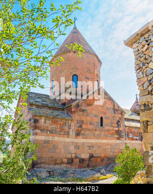 Die Basilika der Surb Astvatsatsin (Muttergottes) ist die roten Tuffstein-Gebäudes im befestigten Khor Virap Kloster, Pokr Vedi Stockfoto