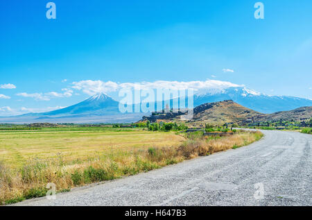 Das malerische Khor Virap Kloster auf dem felsigen Hügel bei größeren Ararat Mount ist der Ort von touristischem Interesse und Wallfahrt Stockfoto