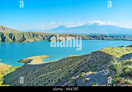 Das Azat-Reservoir ist eines der schönsten Standorte in der Provinz Ararat mit eingerückten Bank Linie und Blick auf trübe Mount Ararat Stockfoto