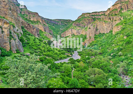 Das Geghard-Kloster befindet sich in grünen üppigen Azat Schlucht, Kotayk Provinz, Armenien. Stockfoto