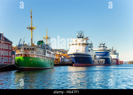 Schiffe vor Anker am Kai im Hafen von Stavanger, Norwegen. Stockfoto