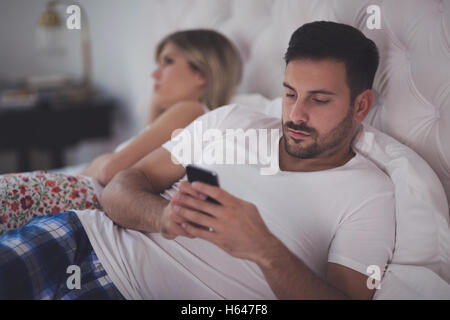 Smartphone-Besessenheit verursachen Probleme in der Ehe Stockfoto