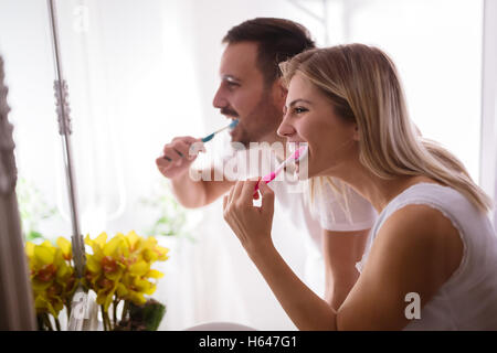 Paar Zähne morgens waschen, ist Zahnpflege wichtig Stockfoto