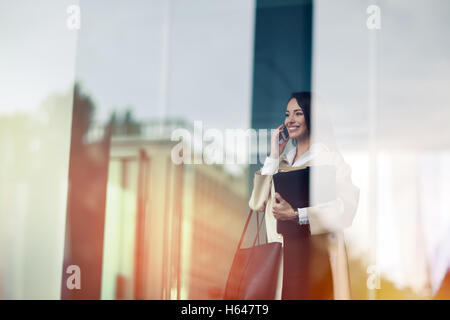 Erfolgreiche glücklich Geschäftsfrau im Freien mit Dateien Stockfoto