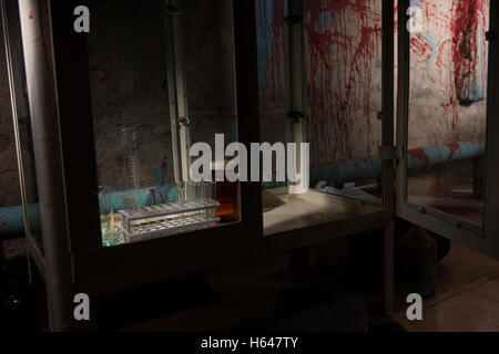 Erschreckend Halloween Thema Blut befleckte Labor mit Vitrine und Reagenzgläser Halter in Stockfoto