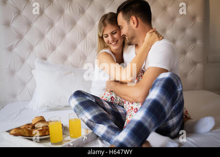 Romantisches Liebespaar morgens im Bett Stockfoto