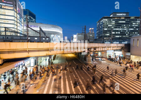 Osaka, Japan - 3. Dezember 2015: Pendler Rauschen an der Vorderseite des Osaka Station.  Osaka Station ist ein großer Bahnhof. Stockfoto