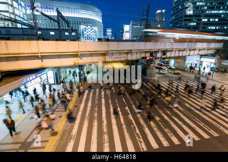 Osaka, Japan - 3. Dezember 2015: Pendler Rauschen an der Vorderseite des Osaka Station.  Osaka Station ist ein großer Bahnhof. Stockfoto