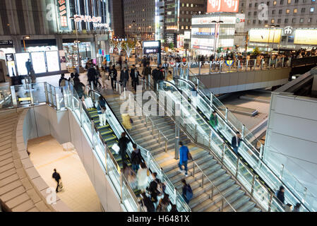 Osaka, Japan - 3. Dezember 2015: Pendler Rauschen an der Vorderseite des Osaka Station.  Osaka Station ist ein großer Bahnhof in t Stockfoto