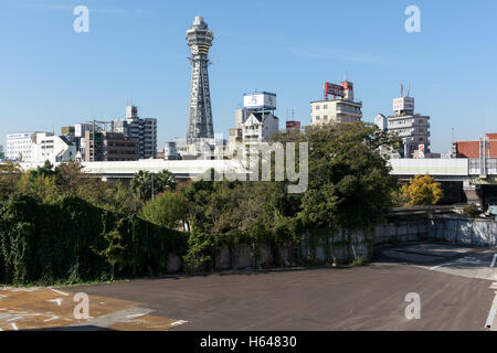 Osaka, Japan - 2. Dezember 2015: Tsutenkaku Tower steht im Shinsekai Bezirk von Osaka, Japan. Stockfoto