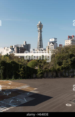 Osaka, Japan - 2. Dezember 2015: Tsutenkaku Tower steht im Shinsekai Bezirk von Osaka, Japan. Es wurde im Jahr 1956 und ha gebaut. Stockfoto