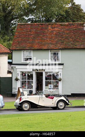 Britische veteran MG TC Sportwagen Creme Körper geparkt außerhalb Bild Topf Tee Zimmer Finchingfield Essex England 2016 Stockfoto