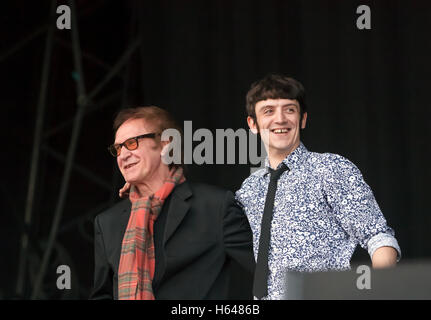 Ray Davies auf der Bühne mit dem Schauspieler, John Dagleish, der ihm, im sonnigen Nachmittag auf Blackheath Musik Festival 2015 gespielt Stockfoto