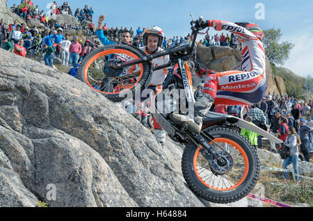 Motorradfahren. Trial Rennen. Spanien-Meisterschaft. Jaime Busto überholen ein Hindernis über große Granitsteine in Valdemanco Stockfoto