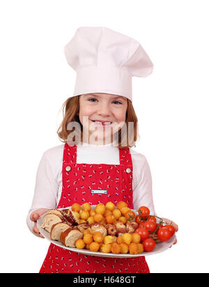 glückliche kleine Mädchen Köchin halten Platte mit Gourmet-Essen Stockfoto