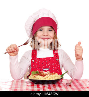 glückliches kleine Mädchen mit Spaghetti Kochen Stockfoto