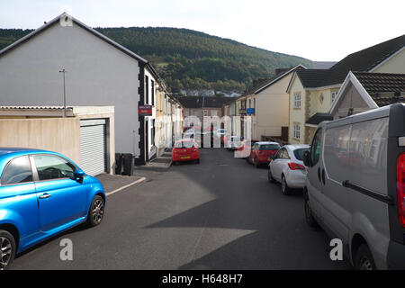 Aberfan, Wales - typischen terrassierten Rücken an Rücken Gehäuse in Aberfan eine kleine ehemalige Bergbaugemeinde in South Wales UK 2016 Stockfoto