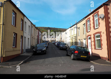 Aberfan, Wales - typischen terrassierten Rücken an Rücken Gehäuse in Aberfan eine kleine ehemalige Bergbaugemeinde in South Wales UK 2016 Stockfoto