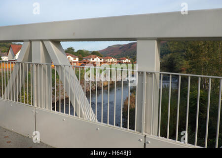 Aberfan Wales moderne executive Häuser neben dem Fluss Taff gesehen durch einen Fußgänger Fußgängerbrücke Stockfoto