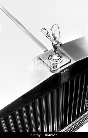 Nahaufnahme von der Spirit of Ecstasy Motorhaube Maskottchen Ornament und Grill von Rolls-Royce Silver Shadow II Stockfoto