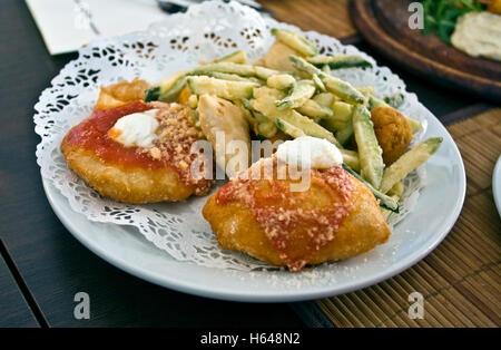 Mischung aus frittierten Vorspeisen mit Montanara Pizza und gebratenen Zucchini, italienische Pommes frites Stockfoto