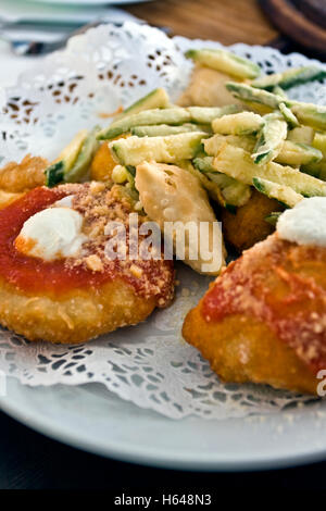 Mischung aus frittierten Vorspeisen mit Montanara Pizza und gebratenen Zucchini, italienische Pommes frites Stockfoto