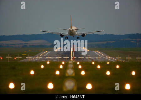 Landung Flugzeug, Flughafen Wien, VIE, Österreich, Europa Stockfoto