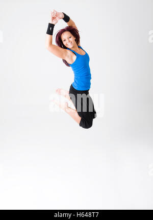 Sportliche, junge Frau springen Stockfoto