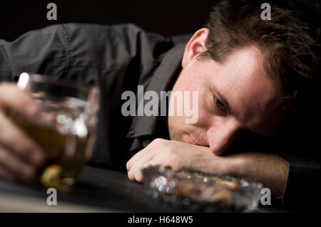 Betrunkener Mann mit Bier Stockfoto