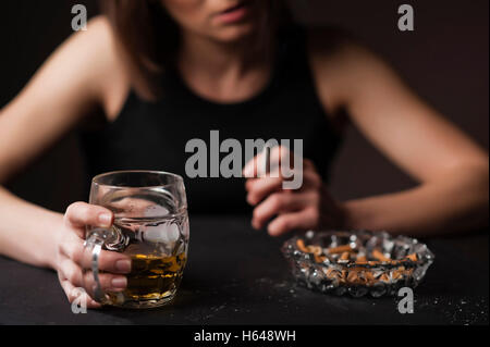 Frau mit Bier und Zigarette Stockfoto