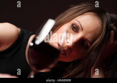 Betrunken Frau mit Wein Stockfoto