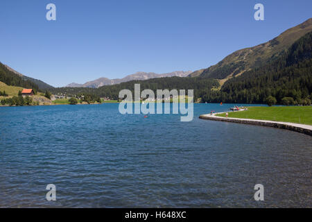 Der Davoser See Graubündens Ansicht der Schweiz im Sommer Stockfoto