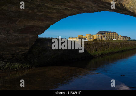 Old Course Hotel, St. Andrews, Fife, Schottland und die Swilken Brücke, Heimat des Golfsports Stockfoto