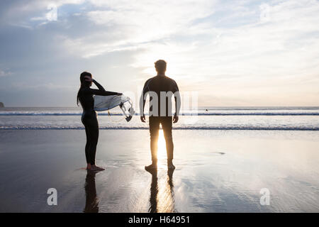 Sonnenuntergang, Surfer, Silhouette, at, Llangennth Strand, Rhossili Bay, Gower, Wales, Großbritannien, Oktober 2016. sonnigen Tag an einem Wochenende bringt Surfers Llangennith Strand, Stockfoto