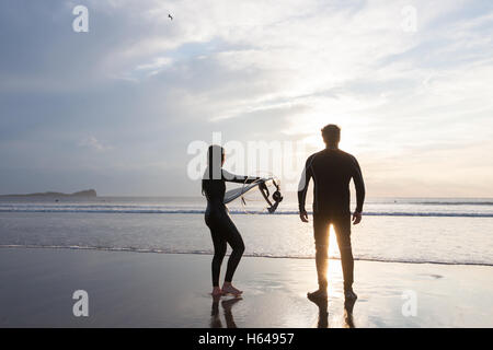 Llangennth Strand, Rhossili Bucht, Gower, Wales, UK. Oktober 2016. Sonniger Tag an einem Wochenende bringt Surfer an Llangennith Strand. Stockfoto