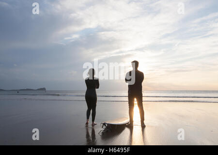 Surfer, suchen, an, Wellen, Strand, Llangennth Rhossili Bay, Gower, Wales, UK. Oktober, 2016. Sonnigen Tag an einem Wochenende bringt Surfers Llangennith Strand. Stockfoto