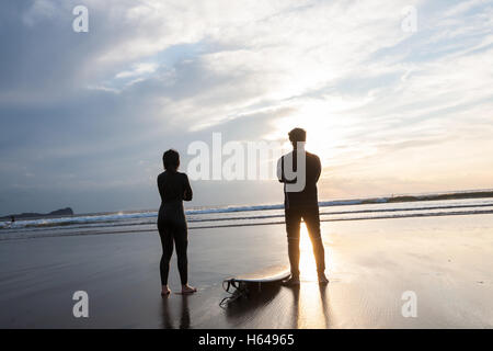 Surfer, suchen, an, Wellen, Strand, Llangennth Rhossili Bay, Gower, Wales, UK. Oktober, 2016. Sonnigen Tag an einem Wochenende bringt Surfers Llangennith Strand. Stockfoto