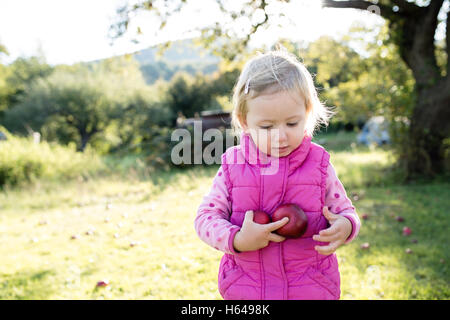 Niedliche kleine Mädchen draußen in der Natur an einem sonnigen Tag Stockfoto