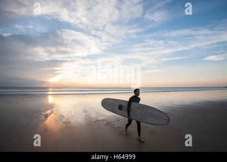 Llangennth Strand, Rhossili Bucht, Gower, Wales, UK. Oktober 2016. Sonniger Tag an einem Wochenende bringt Surfer an Llangennith Strand. Stockfoto